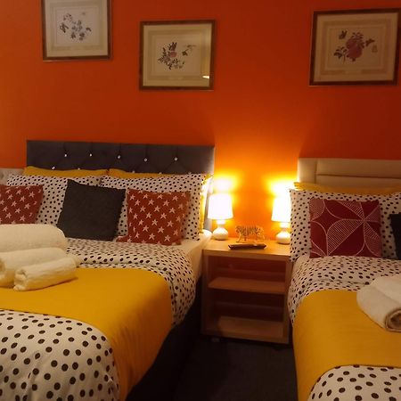 Cosy Stay In Walsall By Ideal Home Bloxwich エクステリア 写真
