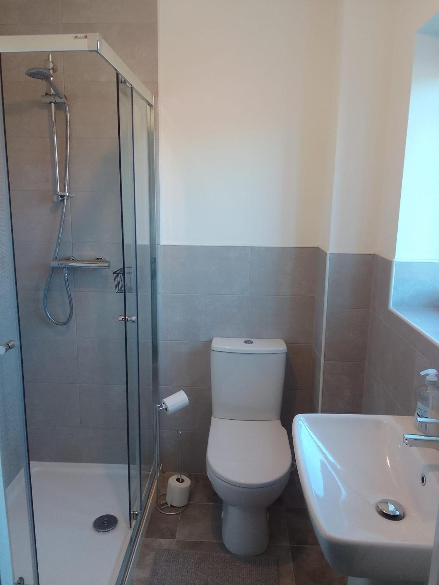 Cosy Stay In Walsall By Ideal Home Bloxwich エクステリア 写真